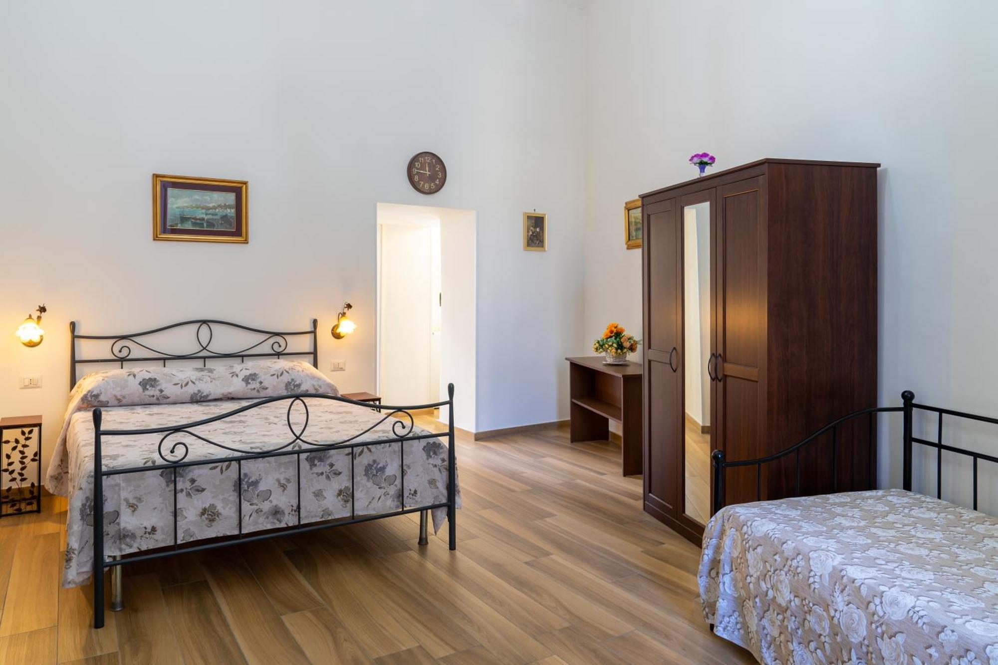 B&B Palazzo Sersale Napoli Exteriör bild